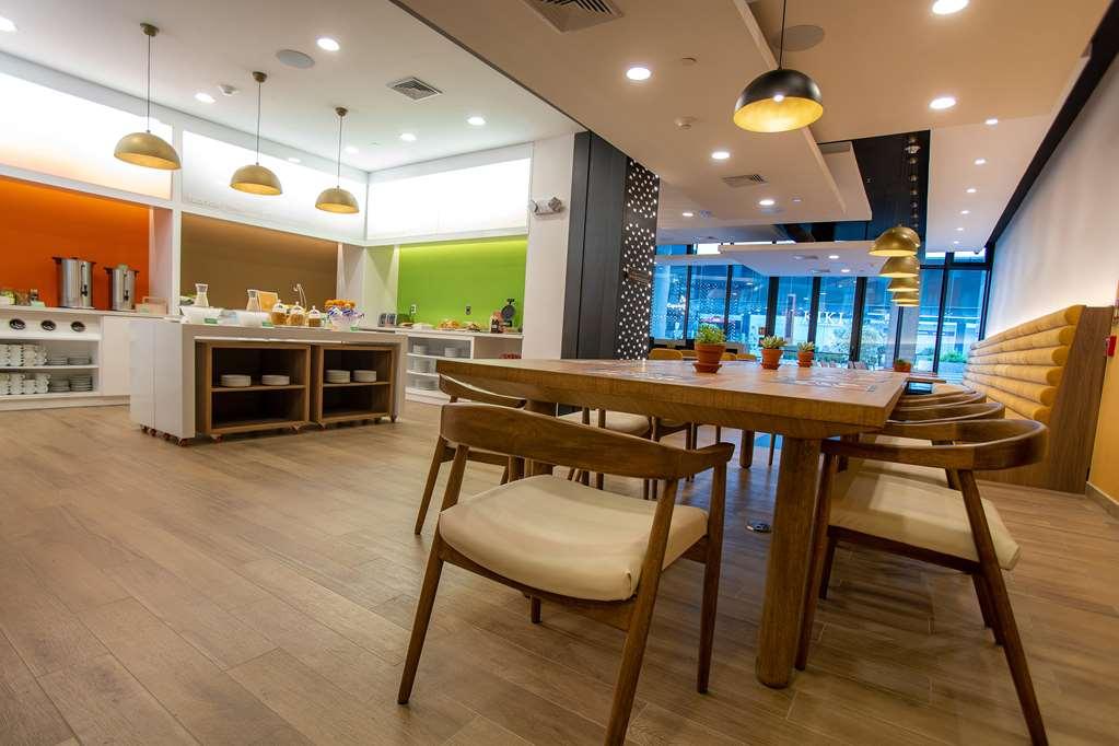 Hampton By Hilton Quito La Carolina Park Hotel Restaurant photo