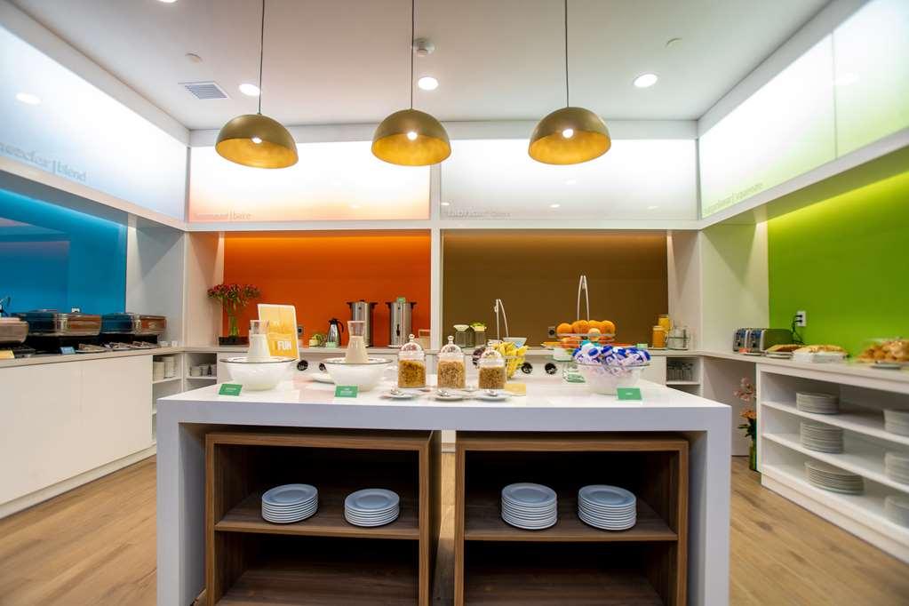 Hampton By Hilton Quito La Carolina Park Hotel Restaurant photo
