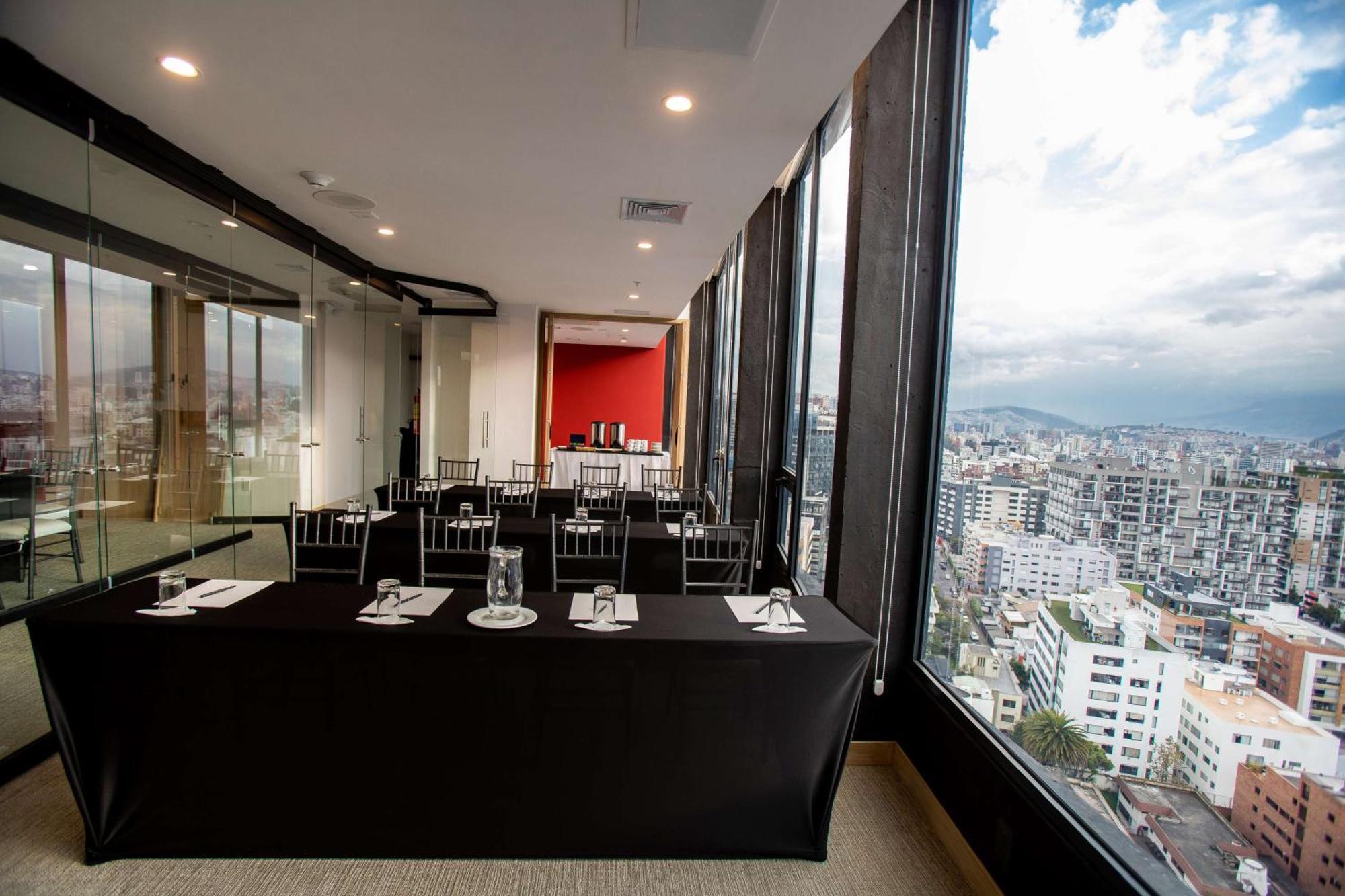 Hampton By Hilton Quito La Carolina Park Hotel Exterior photo