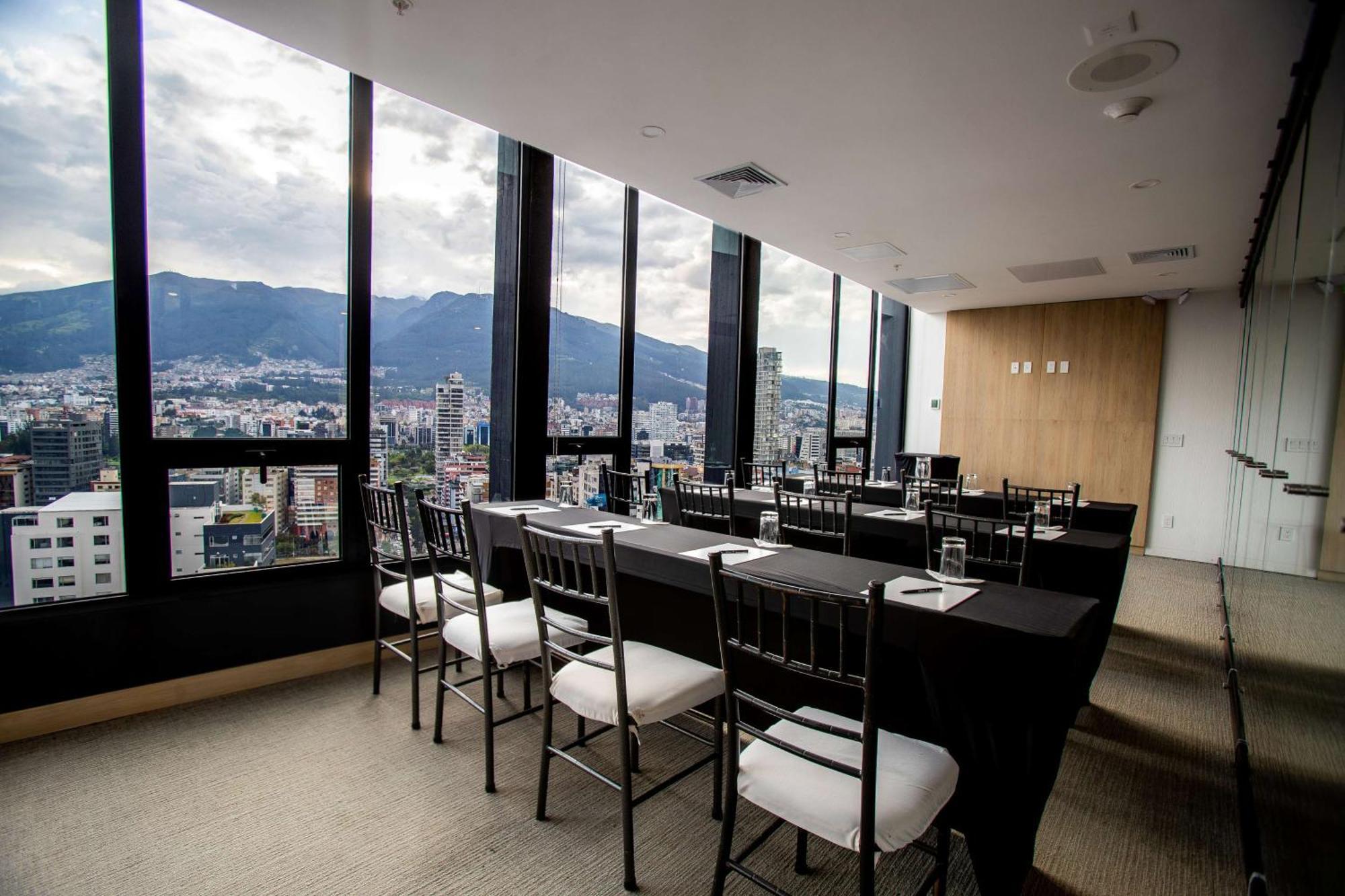 Hampton By Hilton Quito La Carolina Park Hotel Exterior photo